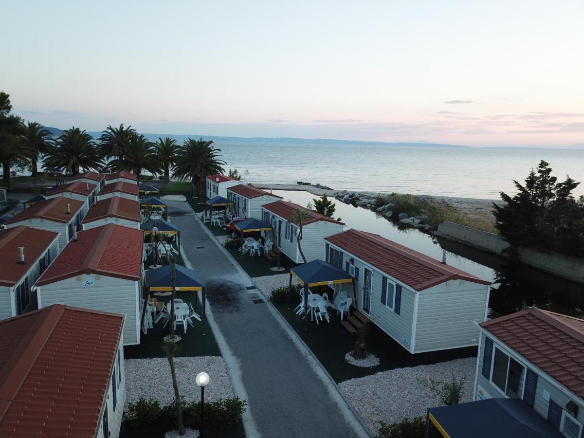 Happy Camp Mobile Homes In Castello Camping & Summer Resort نيوس مارماراس المظهر الخارجي الصورة